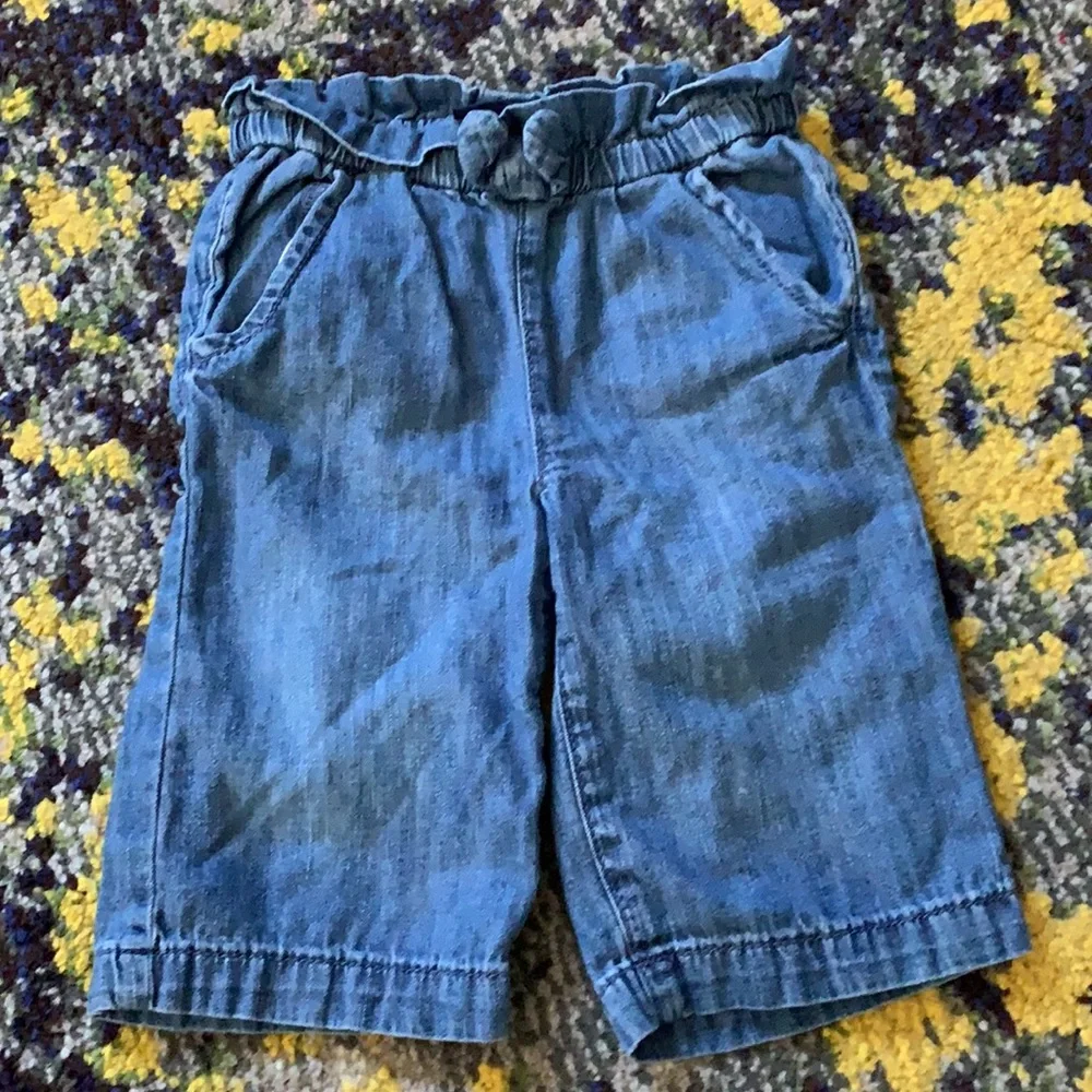 Levi’s tee & Gap Denim wide leg culotte jeans